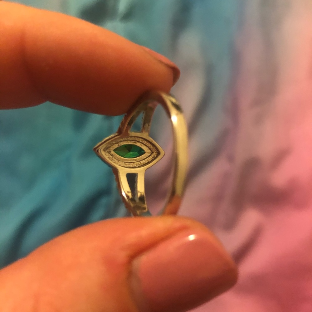 Gorgeous green ring - Picture 2 of 3